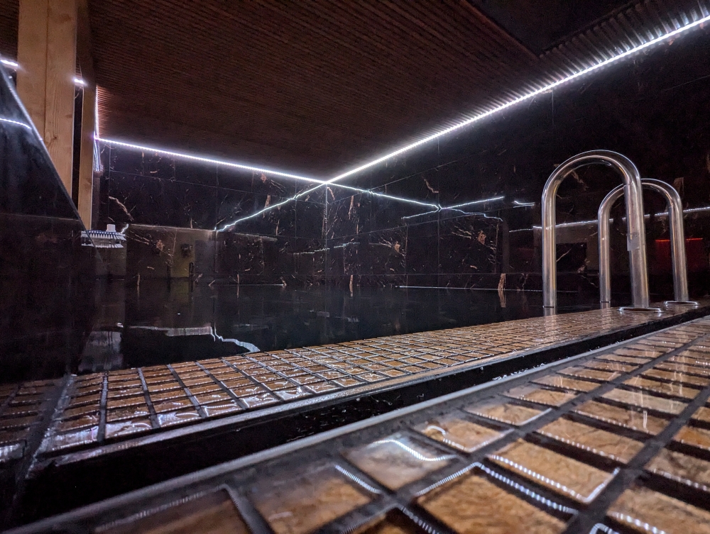 Detail čisté vody na černém mramoru